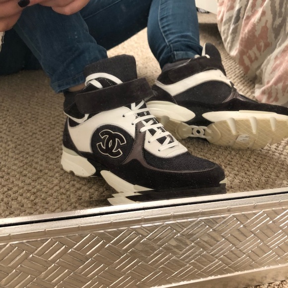 Authentic CHANEL Sneaker - Picture 4 of 8